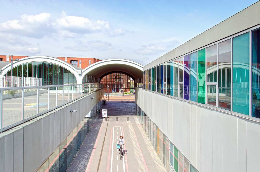 Passage door de hergebruikte hangar in winkelcentrum Meerrijk, Eindhoven