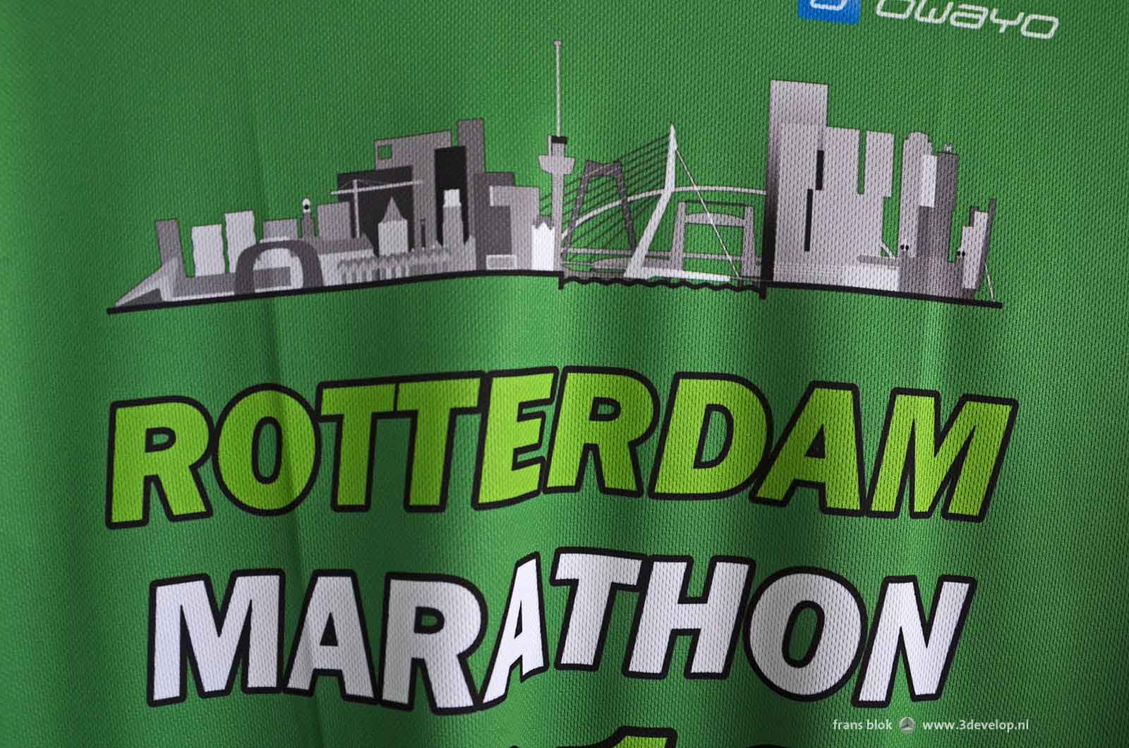 Graphical representation of the Rotterdam skyline with the most important buildings and bridges, on a shirt made on the occasion of the 2016 edition of the Rotterdam marathon.