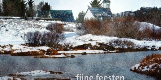 Kerstkaart met schilderachtig beeld van een kerkje in het winterlandschap in nationaal park Thingvellir in IJsland