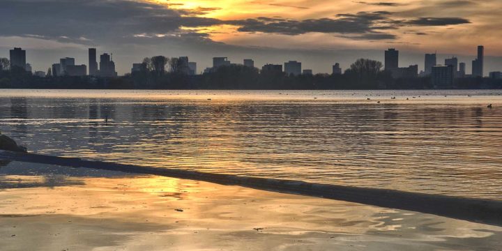 Fotorealistisch HDR-beeld van de Kralingse Plas met de Skyline van Rotterdam