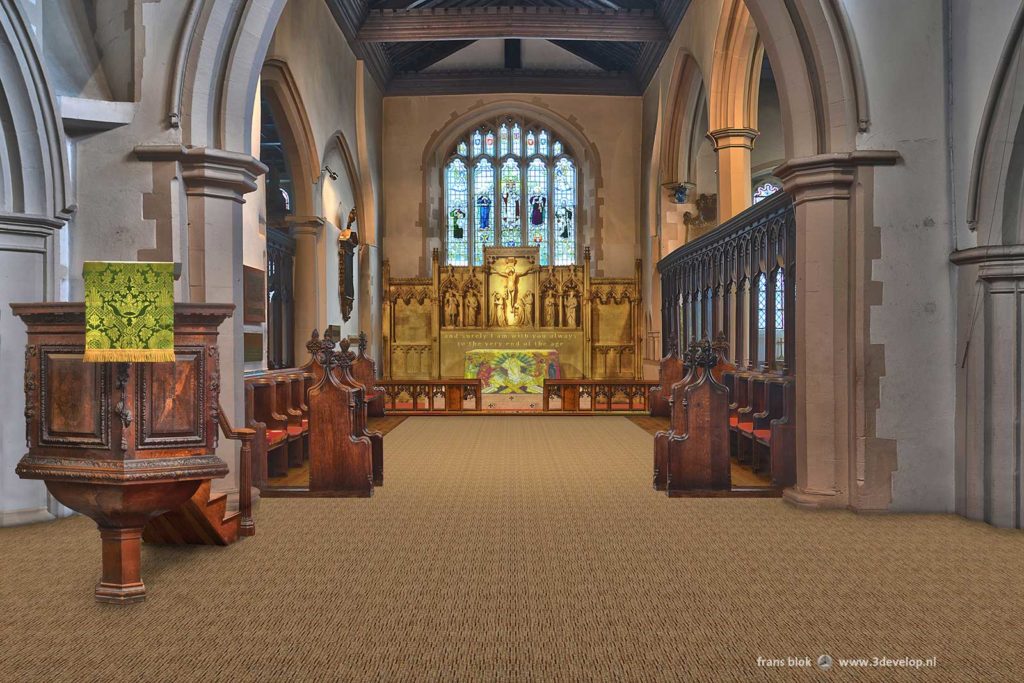 Het koor van St.Mary's church in Watford na de verbouwing met behoud van een aantal historische elementen als de preekstoel en de vicar's seats