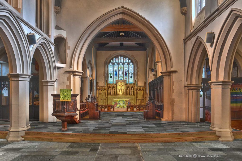 Interieurbeel van St.Mary's church in Watford, met stenen vloer, gezien in de richting van het koor