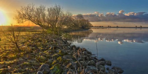 De Korendijkse Slikken op Paasochtend 2015, met een opkomende zon boven de oevers van het Haringvliet