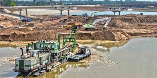 Foto gemaakt in mei 2015 van het ruimte voor de Rivier-project bij Nijmegen, met werk in uitvoering aan de nieuwe geul en de Promenadebrug