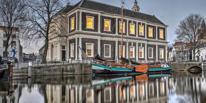 Definitieve versie van de foto van de Korenbeurs in Schiedam, met een historisch schip in het water van de Korte Haven, na bewerking in Photomatix en Photoshop