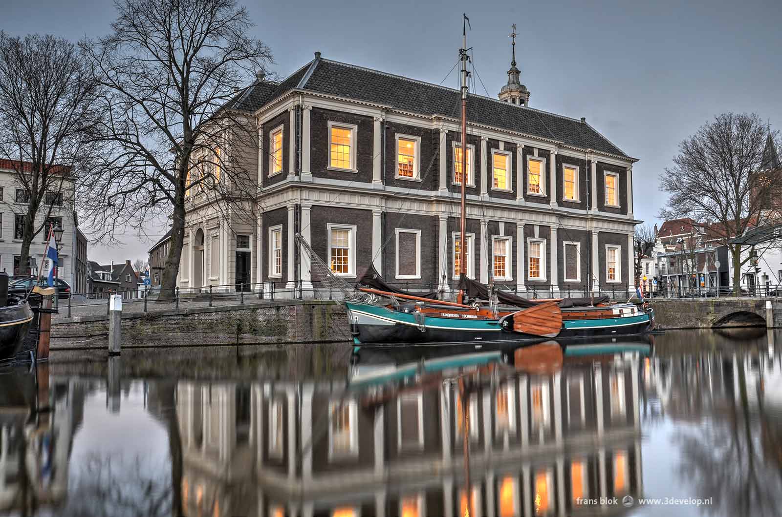 Plaatje van de Korenbeurs in Schiedam, met een historisch schip in het water van de Korte Haven, na bewerking in Photomatix