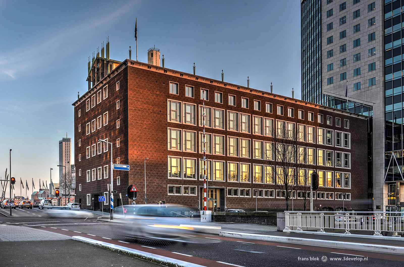 De voormalige bijbank van de Nederlandsche Bank op de Boompjes in Rotterdam, laat in de middag gefotografeerd vanaf de Scheepmakershaven