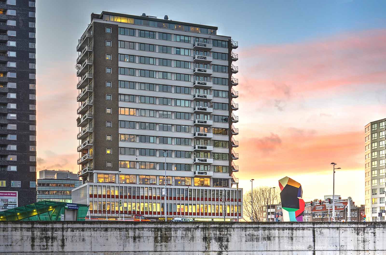 De Maastorenflat bij de oprit naar de Erasmusbrug, gefotografeerd tijdens zonsondergang vanaf het Leuvehoofd