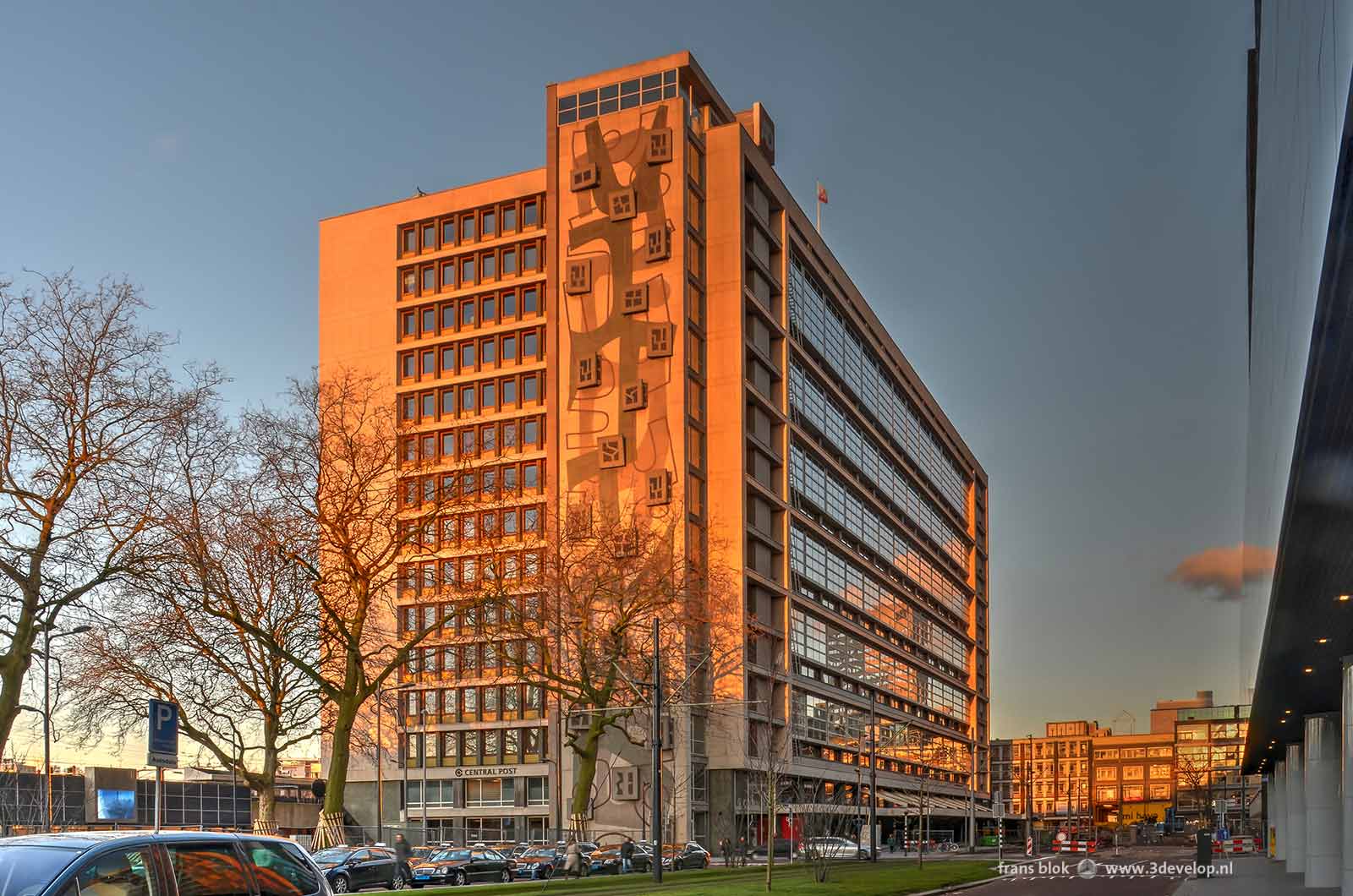 Het Stationspostkantoor, tegenwoordig Central Post, aan de Delftsestraat in Rotterdam, gefotografeerd tijdens het gouden uur