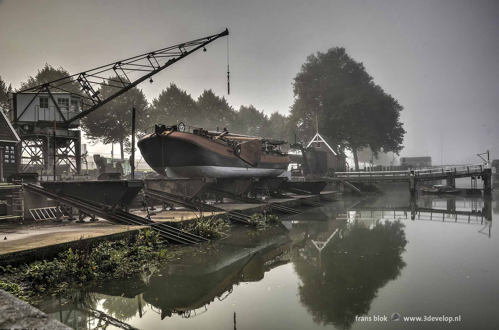 Little shipyard between Boompjes and Old Harbour in Rotterdam, on a day with patches of fog rolling into the city from the river