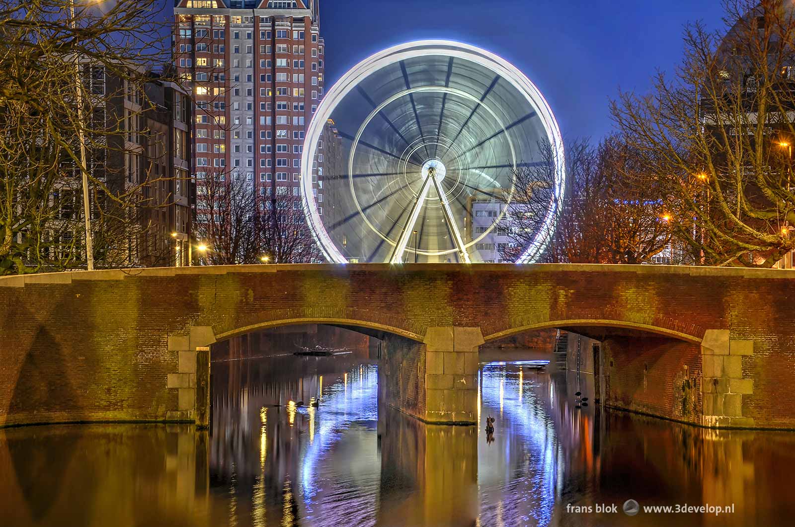 Ferriw Wheel The View, reflecting in Steigergracht, with the Keizerstraat bridge in the foreground