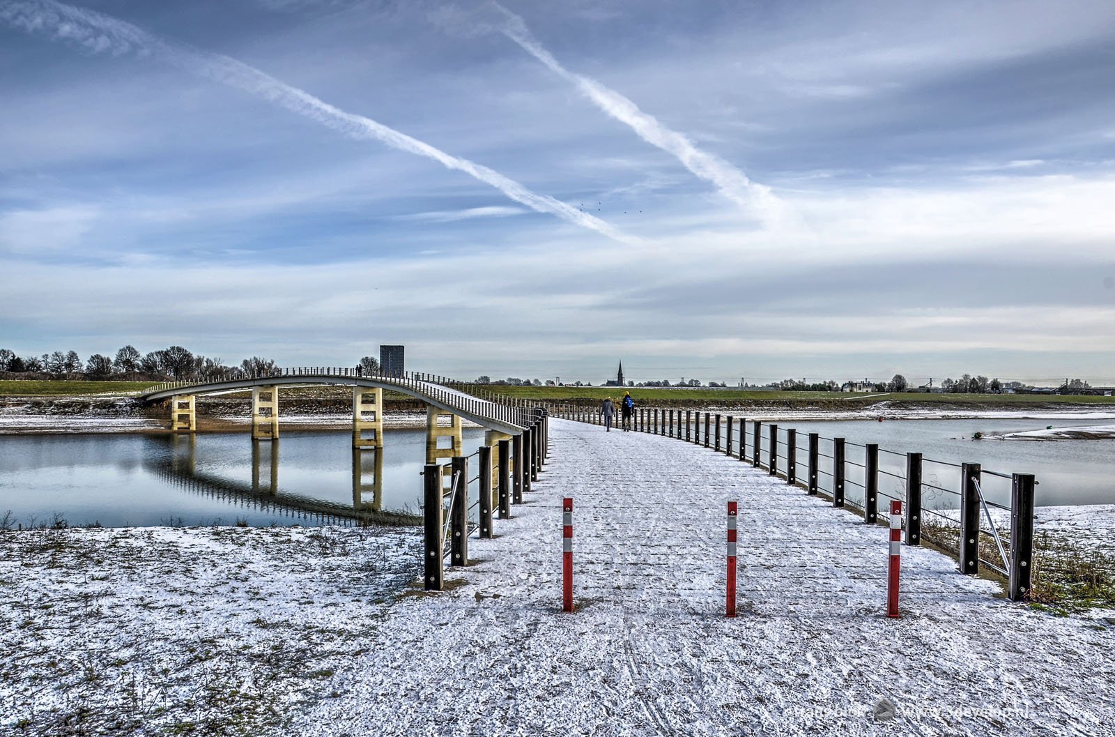 De Zaligebrug over de Spiegelwaal bij Nijmegen bedekt met een dun laagje sneeuw