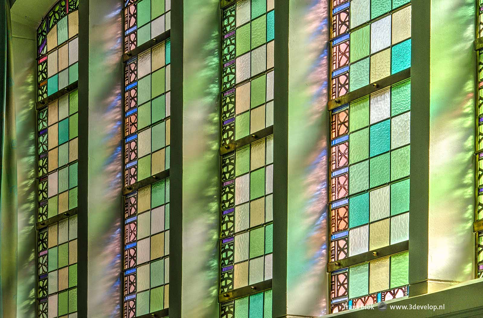 Glas-in-loodramen in de Bergsingelkerk in Rotterdam tijdens de Open Monumentendag