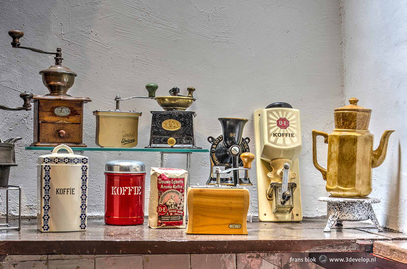 Diverse koffiemolens en andere randapparatuur, deel van de collectie van Museum Oud Overschie.