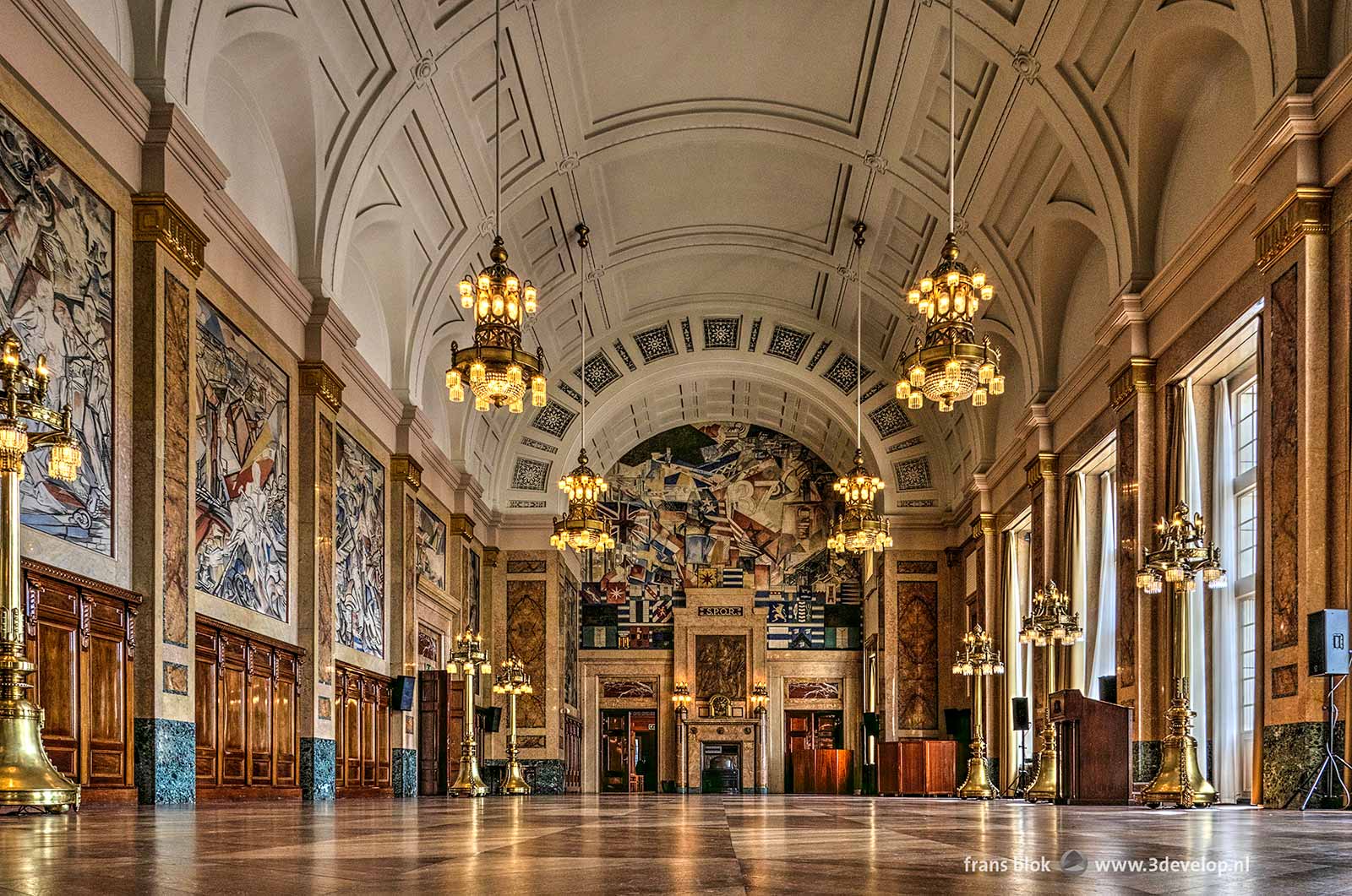 De Burgerzaal in het Stadhuis van Rotterdam, bekend van o.a. de huldigingen van Feyenoord.