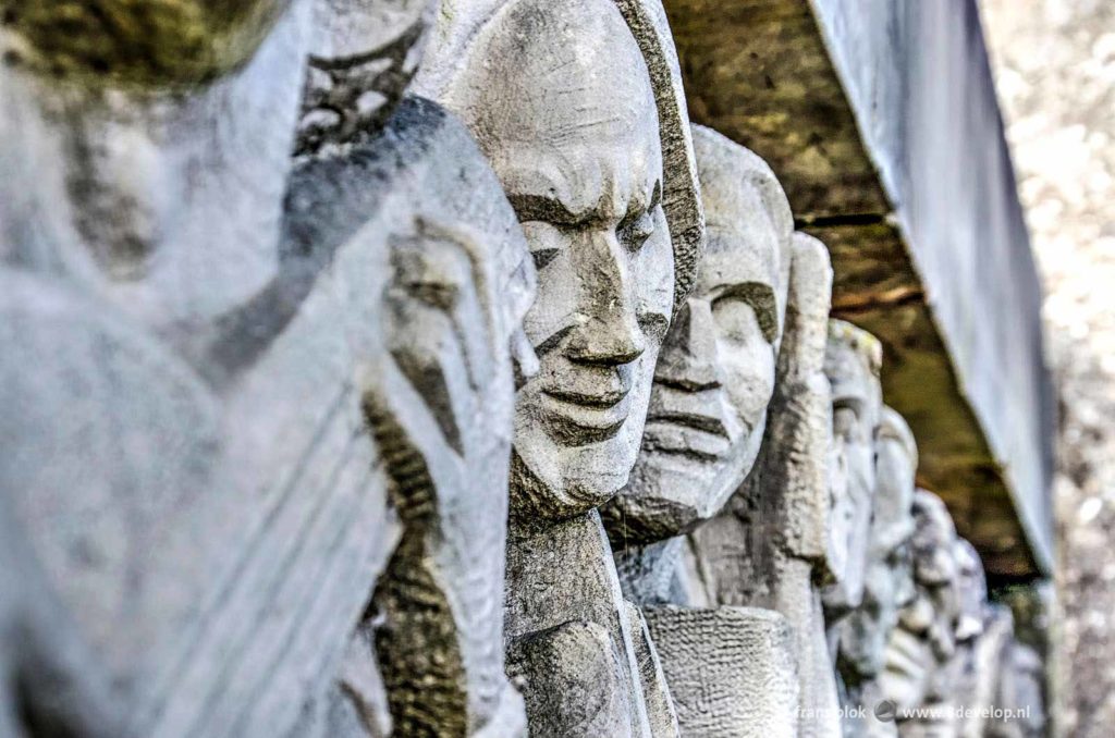 Close-up of the facade sculpture of the old Bijenkorf store in Rotterdam, made by sculptor Hendrik van den Eijnde: a striking resemblance with Mount Rushmore