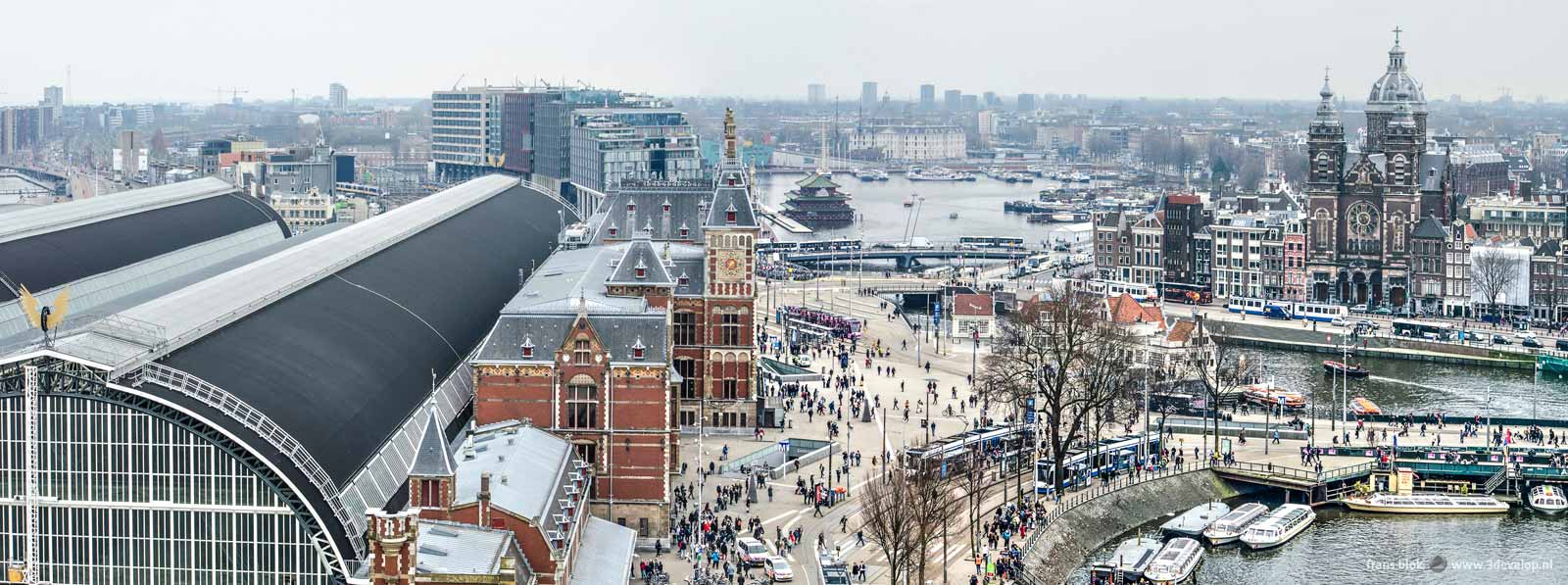 Panoramisch beeld van het Centraal Station en het stationsplein, gezien tijdens Open Torens Amsterdam