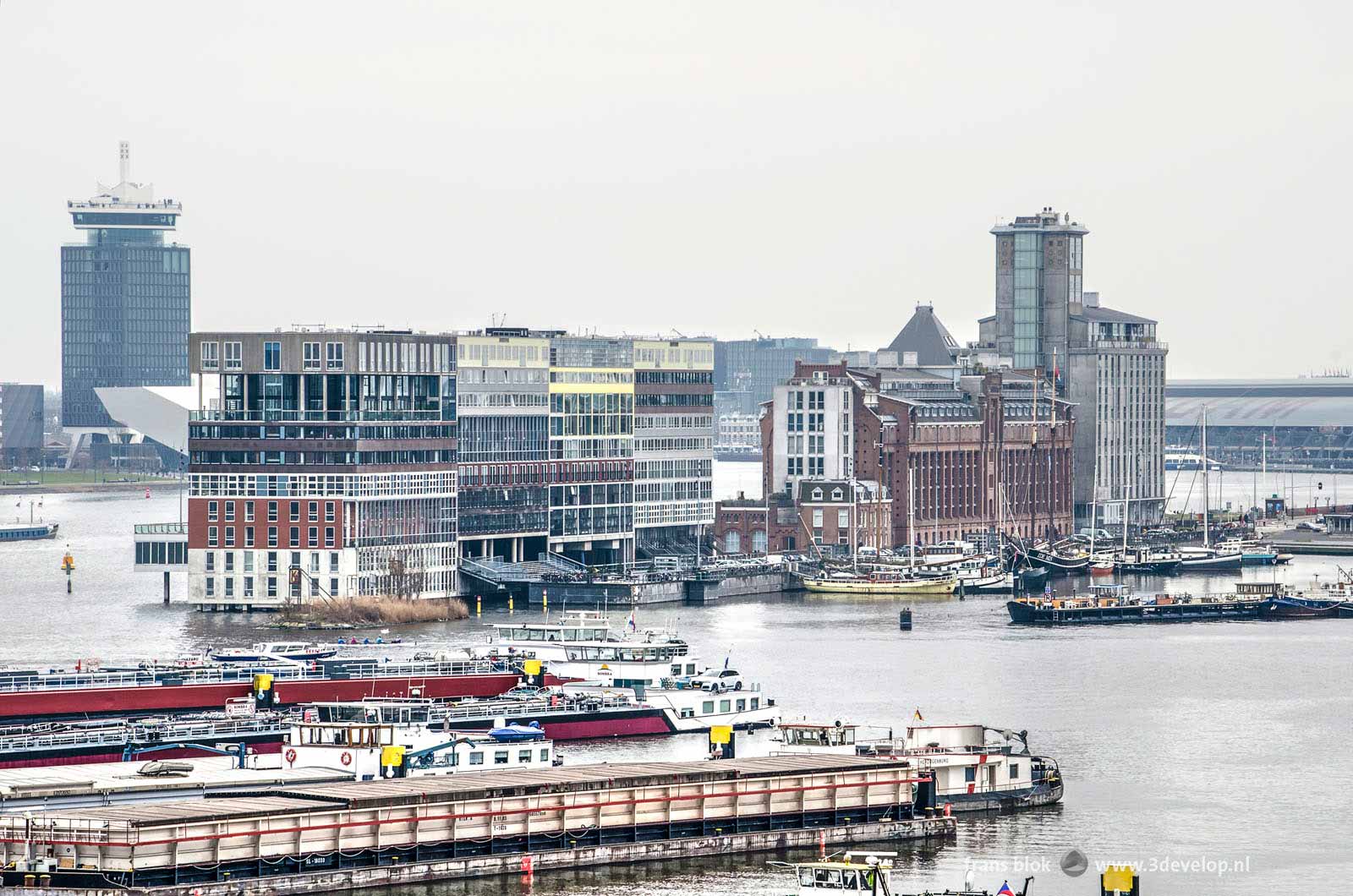 Uitzicht vanaf het REM-eiland op de Houthavens, de Silodam, de A'damtoren en het Centraal Station in Amsterdam