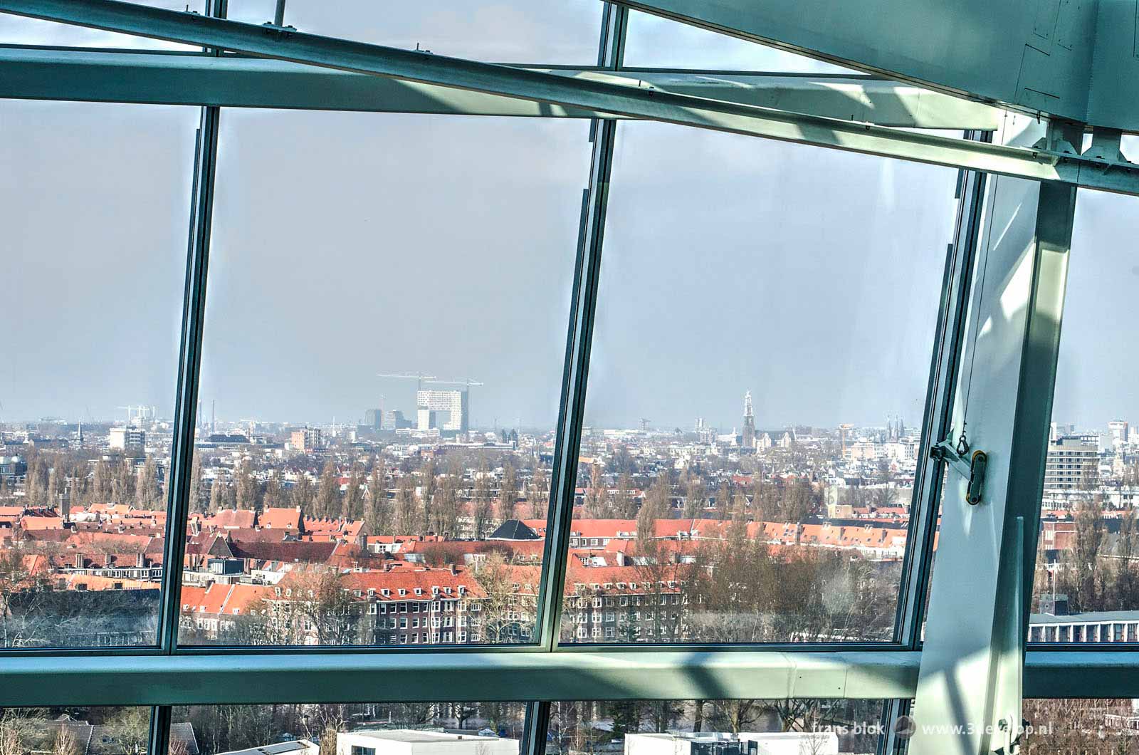 Uitzicht op de skyline van Amsterdam met onder andere de Pontsteiger en de Westertoren, vanaf gebouw The Edge op de Zuidas