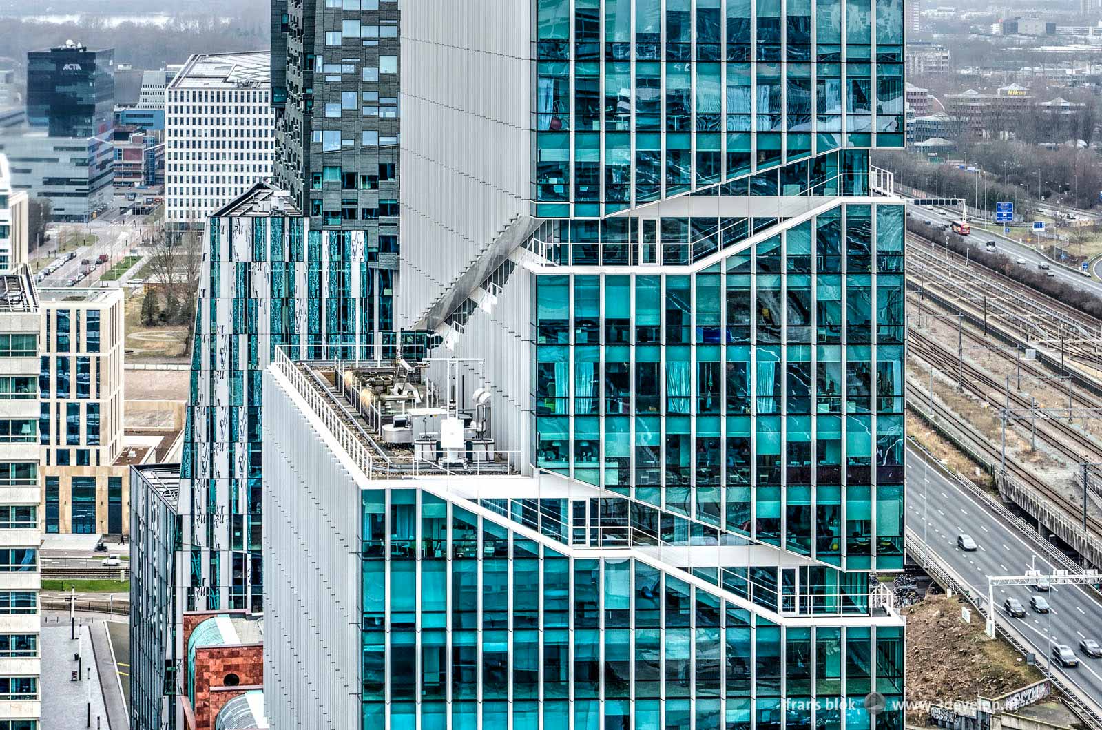 Het Vinoly-gebouw op de Amsterdamse Zuidas