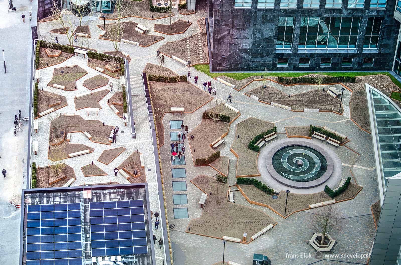 Bovenaanzicht van de openbare ruimte rond het gebouw van ABN-Amro op de Zuidas in Amsterdam