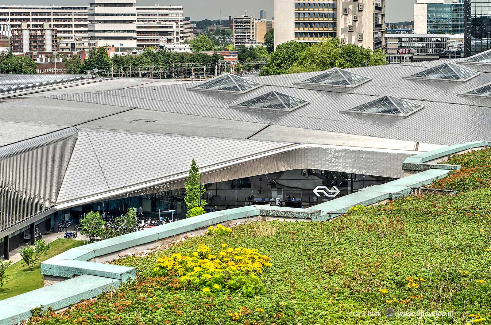 The stainless steel roof of the Rotterdam central station seen from the roof of Groothandelsgebouw