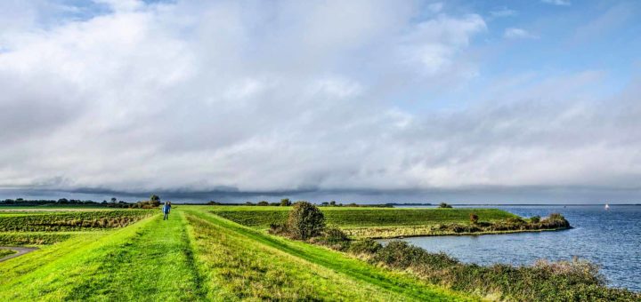 Grassy dike between Brouwershaven and Bruinisse, part of a long distance trail around Lake Grevelingen