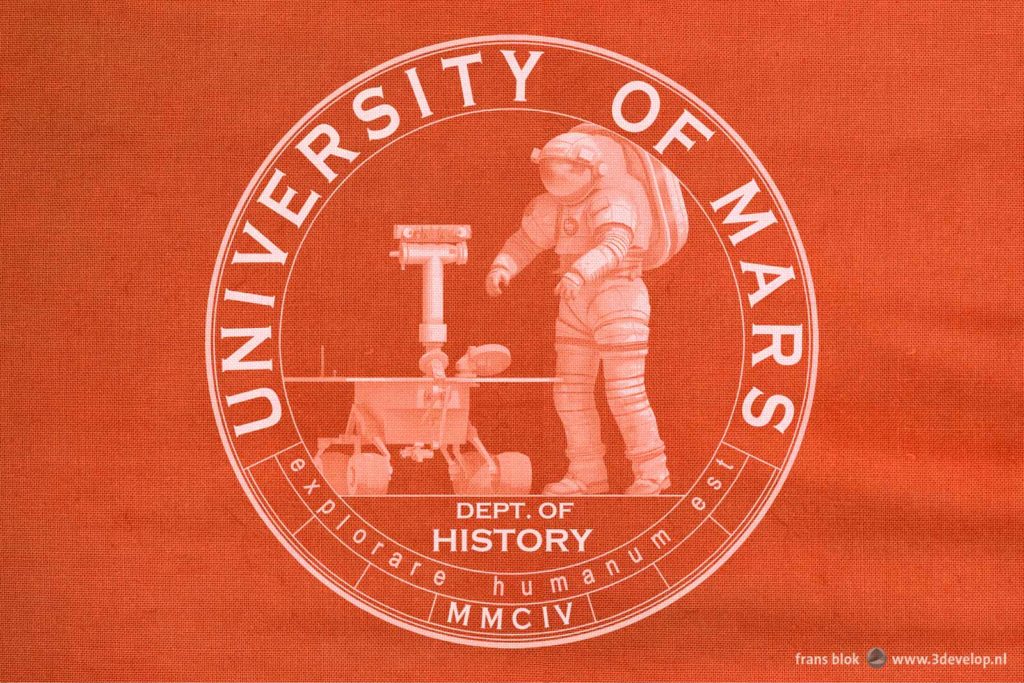 Logo of the Department of History of the University of Mars on a red T-shirt, with an astronaut, a rover and the Uni's motto Explorare Humanum Est