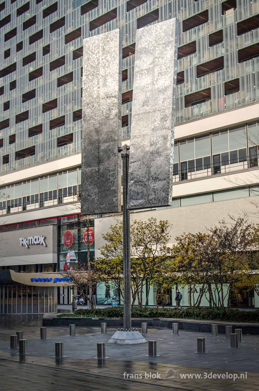 Two Turning Vertical Rectangles, kinetic sculpture by George Rickey on Binnenwegplein in Rotterdam