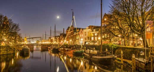 Aelbrechtskolk canal in the neighbourhood of Delfshaven, Rotterdam during the blue hour on a windless evening