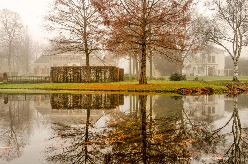 Het Heerenhuys en het Koetshuis in Het Park in Rotterdam op een mistige dag in de late herfst