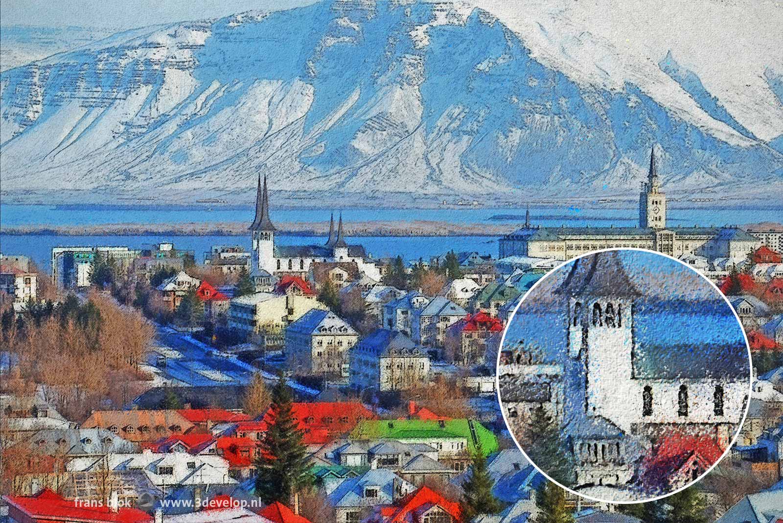 Blick von der Perlan-Aussichtsplattform auf dem Öskjuhlíð-Hügel über die isländische Hauptstadt Reykjavik, das Meer und die schneebedeckten Berge