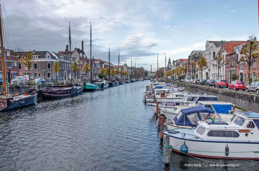 Historische binnenvaartschepen en moderne pleziervaartuigen op de Voorhaven in Delfshaven, Rotterdam, gezien op een wandeling tussen twee metrostations