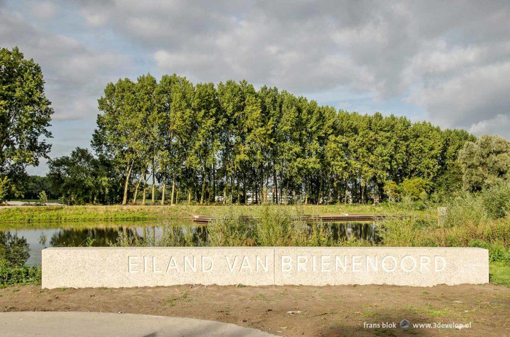 Het Eiland van Brienenoord in Rotterdam met naambalk en voormalige metrodok