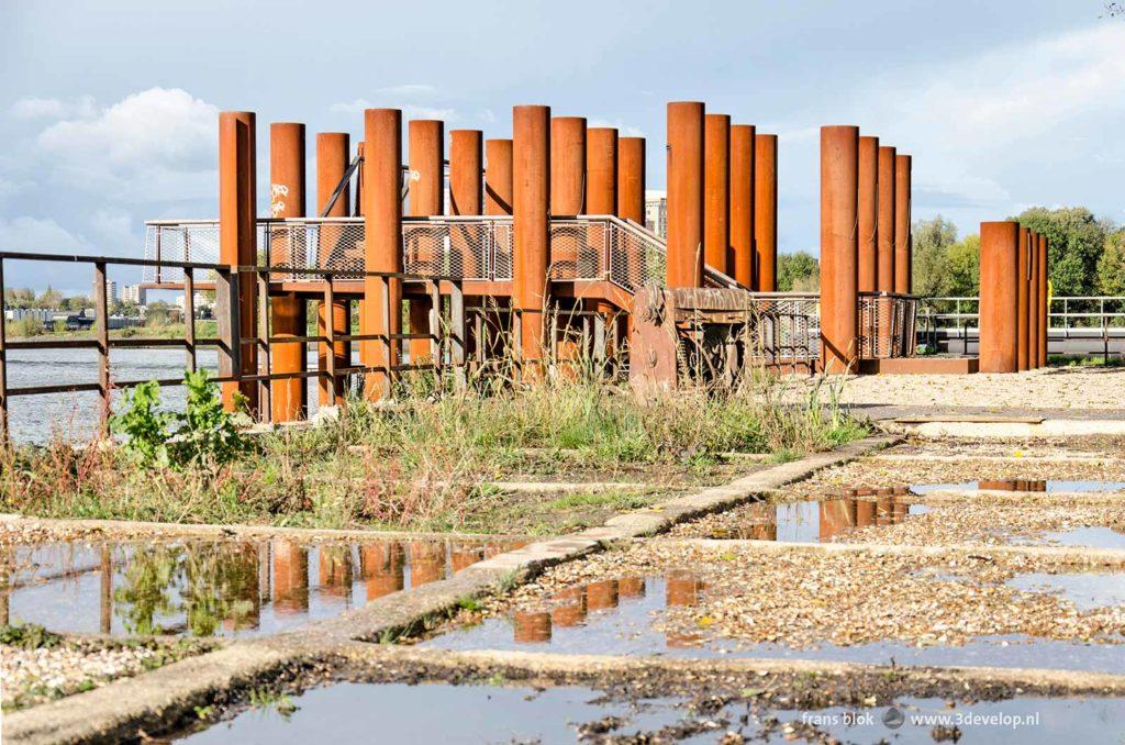 Cortenstalen uitzichtspunt op het eiland van Brienenoord in Rotterdam