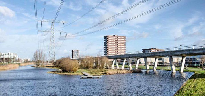 Rietveld Park in the Rotterdam neighbourhood of Nesselande, with electricity pylons and a metro viaduct but also islands, bridges, jetties and hiking trails