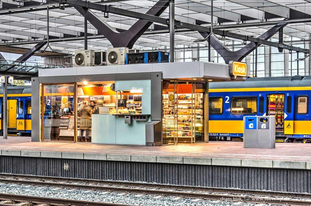 A kiosk and a train at Rotterdam central station