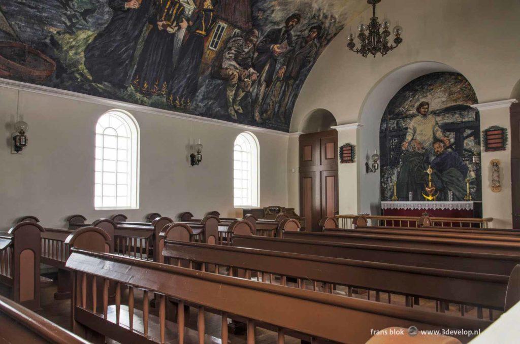 Het interieur, met plafondschildering, van de kerk op Flatey