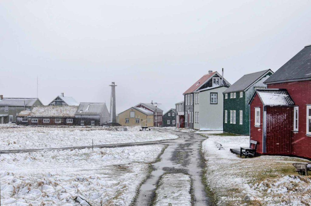 Een sneeuwbui in het dorp op het eiland Flatey in IJsland