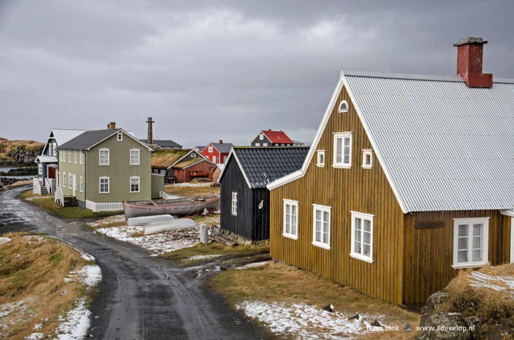 Kleurrijke houten huizen in het dorp op het eiland Flatey