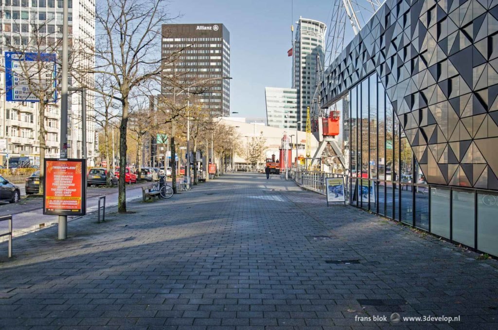 Unnecessarily wide pavement at Schiedamsedijk in the center of Rotterdam