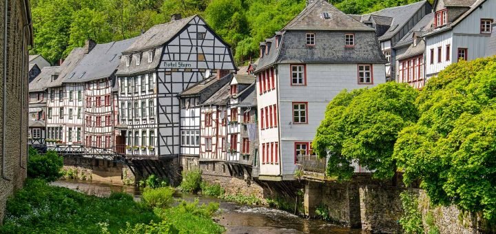 Het dal van de Rur in Monschau, Duitsland met aan een zijde een rij traditionele vakwerkhuizen