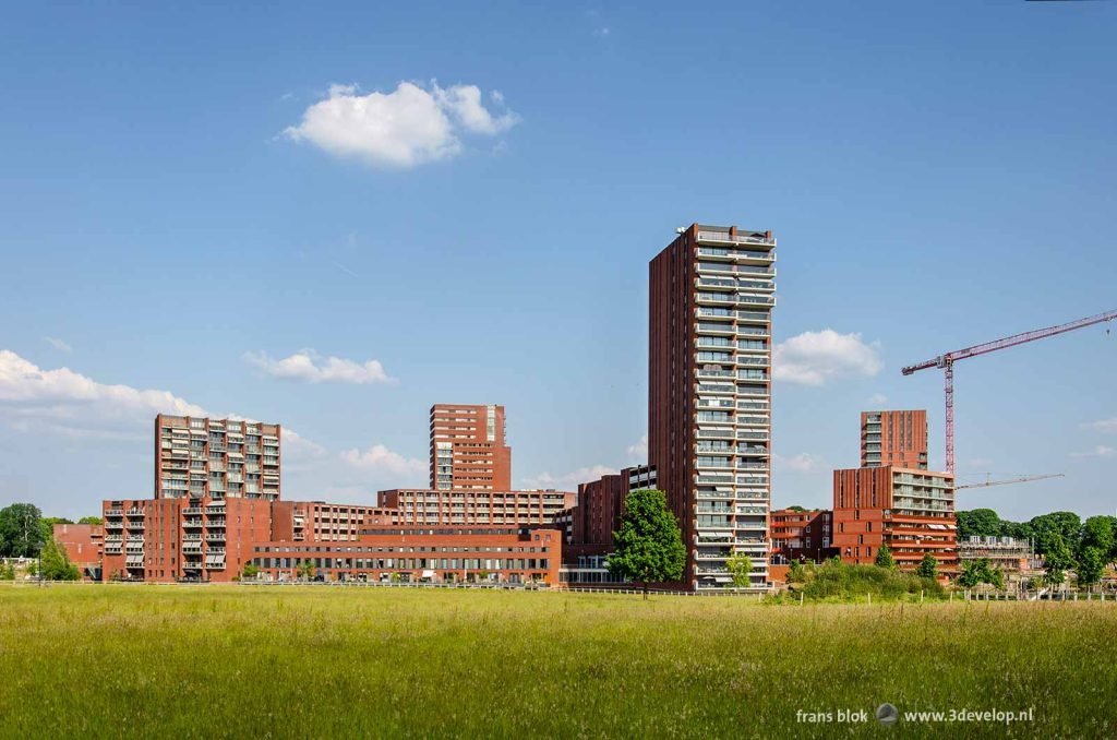 Meerrijk, het centrum van de Eindhovense vinexwijk Meerhoven, gezien vanuit het aangrenzende park Meerland