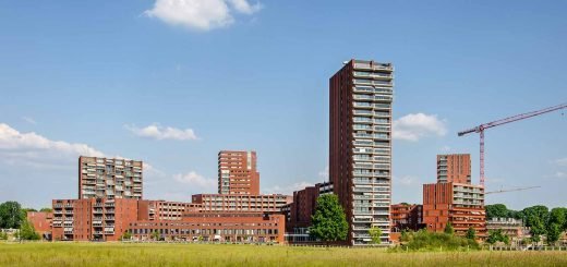 Meerrijk, het centrum van de Eindhovense vinexwijk Meerhoven, gezien vanuit het aangrenzende park Meerland