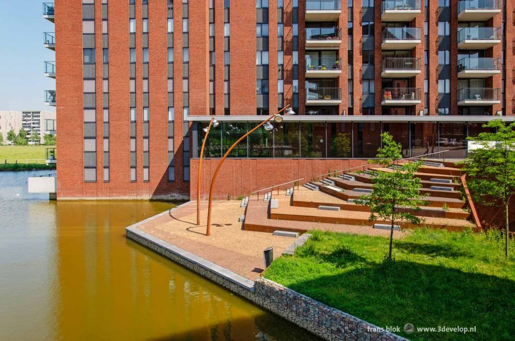 Waterplein, met lichtmasten, trappen en groen, in Meerrijk, Eindhoven