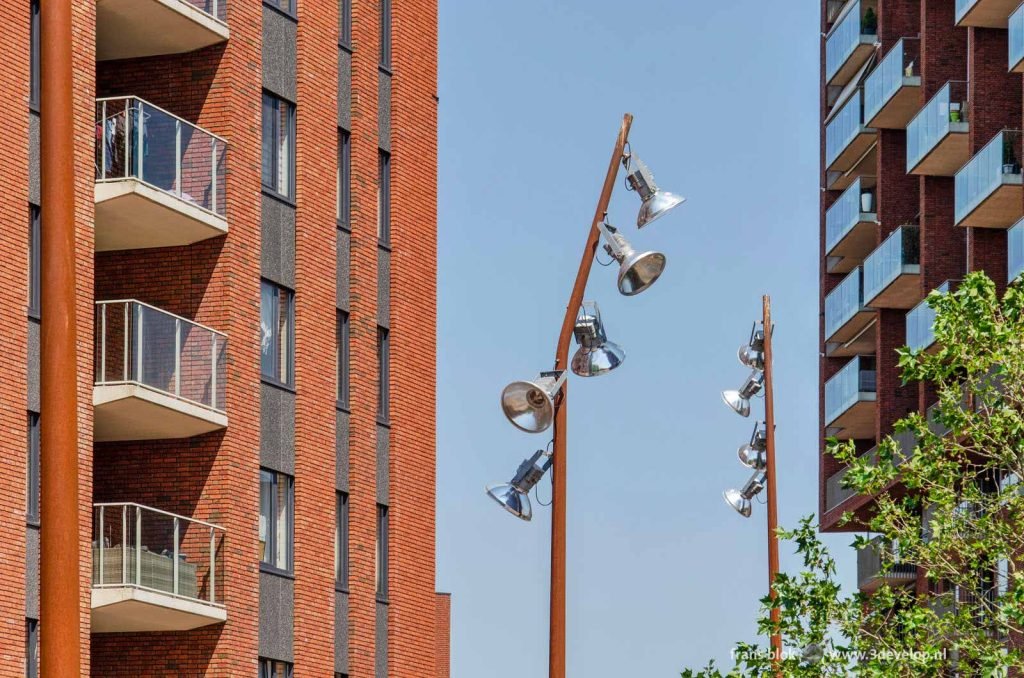 Lichtmasten en baksteengevels in Meerrijk, Eindhoven