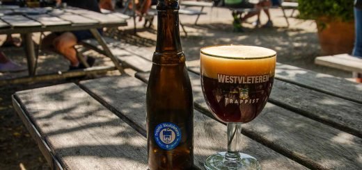 Een glas Westvleteren Trappist 8 op het terras van OC In De Vreede bij de Sint-Sixtusabdij