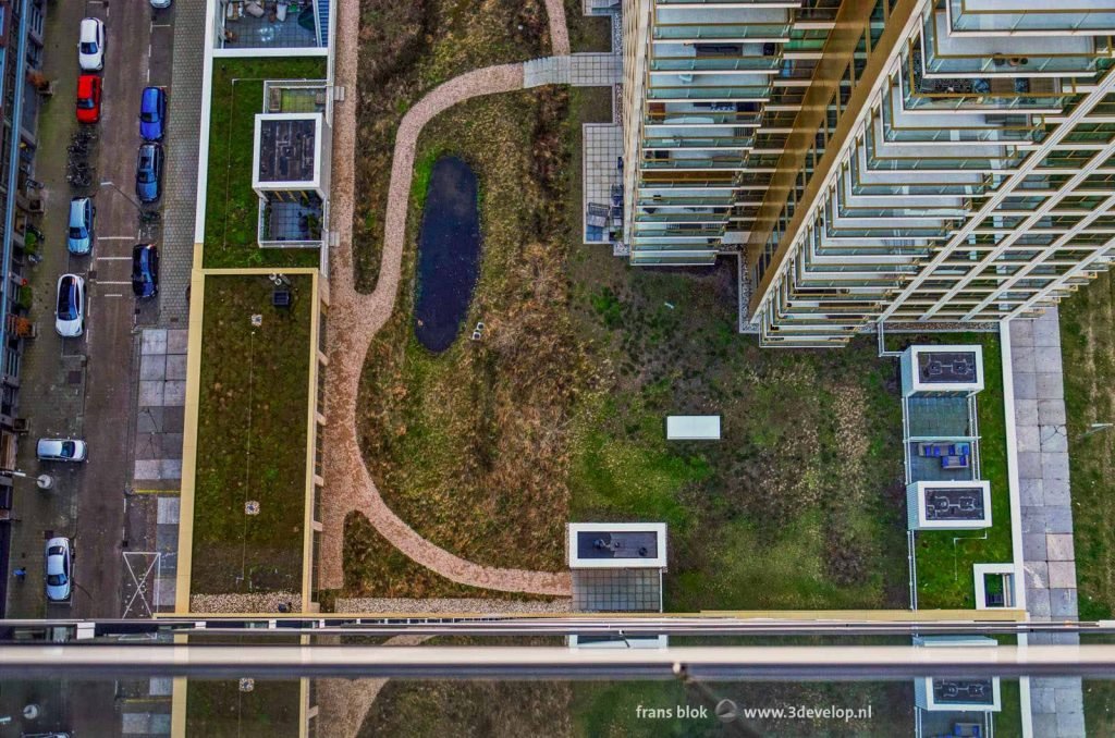 Photo from the 30th floor of the Zalmhaven tower in Rotterdam downward to the adjacent roof garden