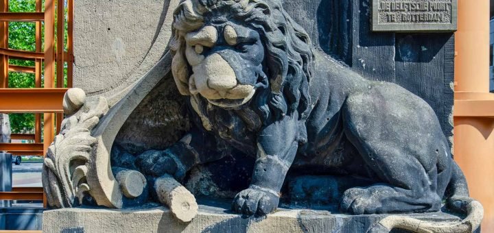 Stenen beeld van een leeuw op de Delftse Poort in Rotterdam