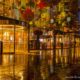 Het interieur en kunstwerk van de Markthal in Rotterdam weerspiegelt in de natte bestrating tijdens de avondschemering